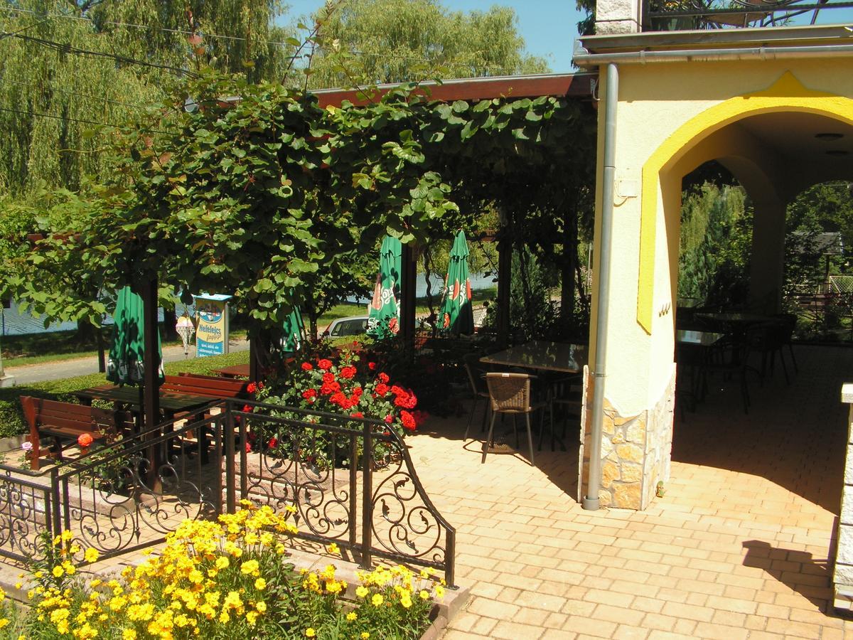 Nefelejcs Fagyizó és Apartmanház Kistolmacs Exterior foto