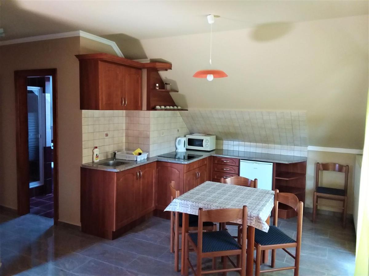 Nefelejcs Fagyizó és Apartmanház Kistolmacs Exterior foto