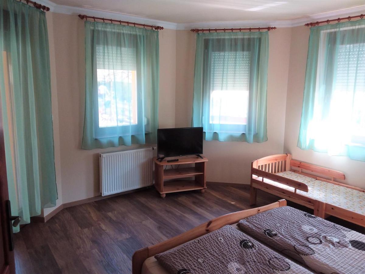 Nefelejcs Fagyizó és Apartmanház Kistolmacs Exterior foto